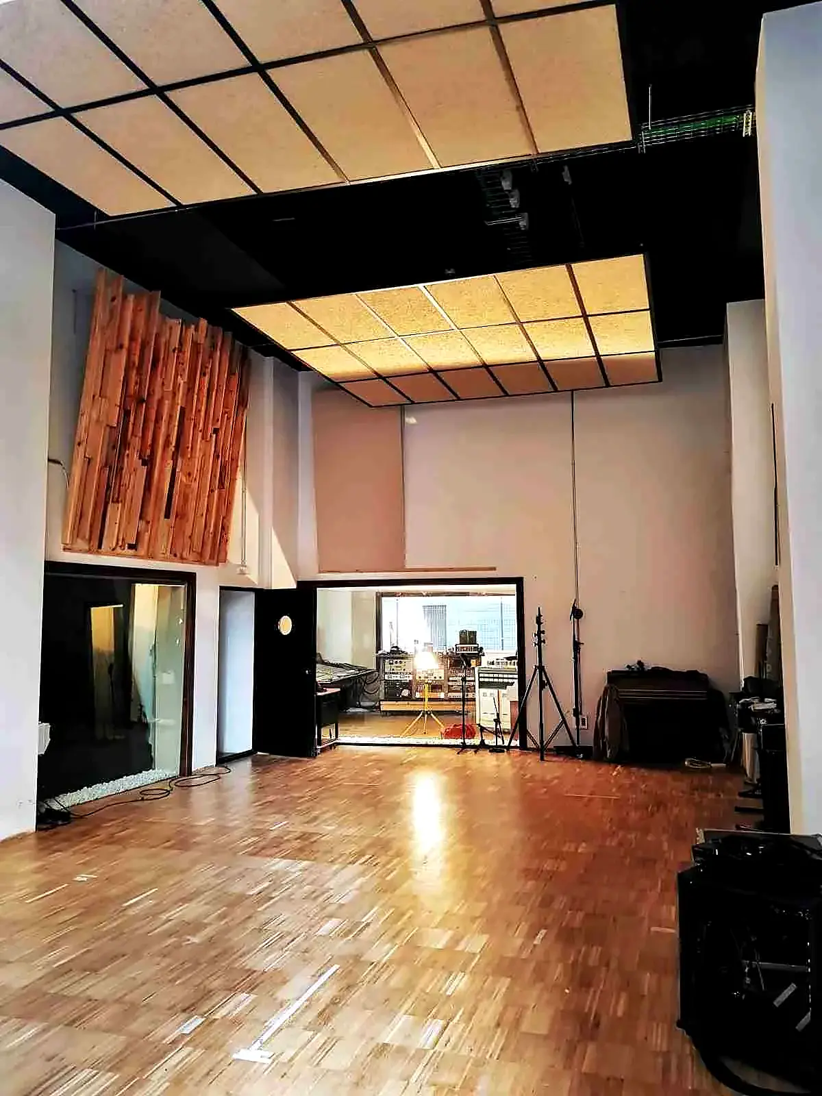 Parquet industrial en estudio de grabación Manufacturas Sonoras