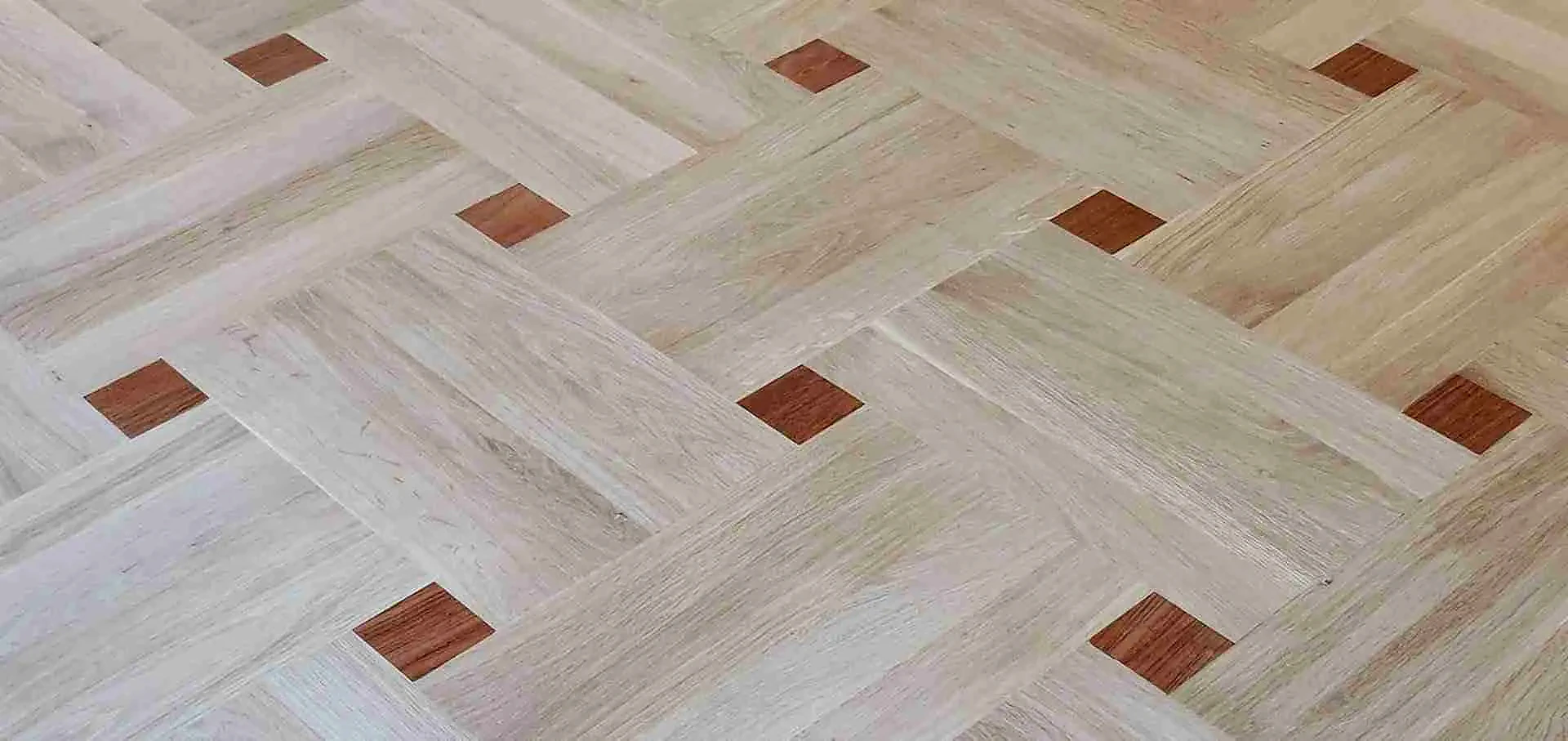 Instalación de parquet de roble en gran formato con contraste en calle O’Donnell por ParkSinta