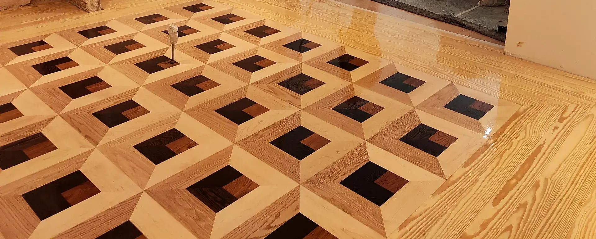 Diseño e instalación de baldosa de parquet macizo 3D en Pozuelo por ParkSinta